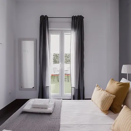 Quiet Terrace In Triana Close To The River * Севилья